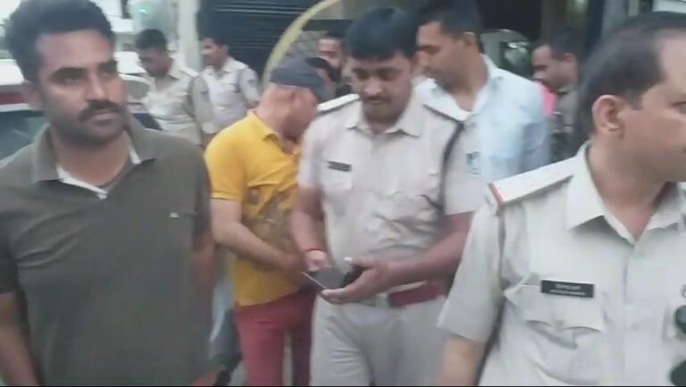 रीवा में ऑनलाइन आईपीएल सट्टा खिलाते पुलिस ने एक आरोपी को किया गिरफ्तार आरोपी के घर से एक करोड़ से ज्यादा की रकम हुई बरामद
