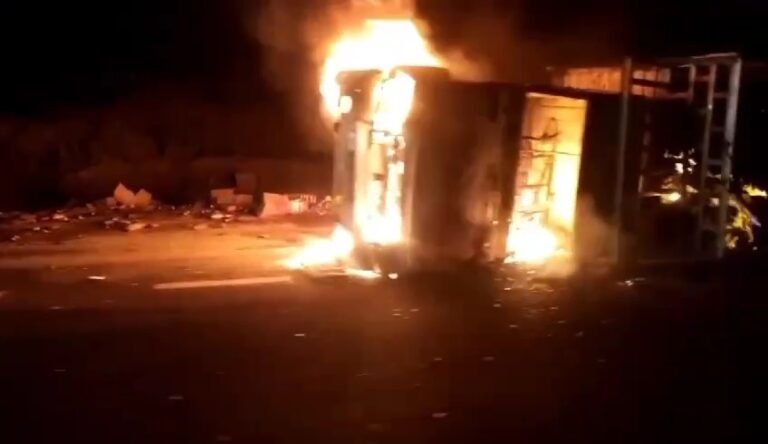 शराब से भरे वाहन में लगी आग,मौके का फायदा उठाकर शराब उठाने में जुटे लोग।