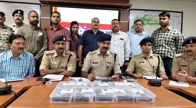 ग्वालियर की क्राइम ब्रांच ने अवैध हथियारों की तस्करी करने वाले चार तस्करों को पकड़ा, 10 पिस्टल, 04 जिंदा बरामद।