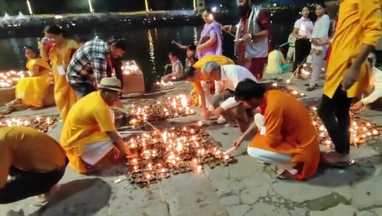 शिप्रा नदी के रामघाट पर 5 लाख 51 हजार दीप प्रज्वलित कर मनाया गया उज्जैन का गौरव दिवस