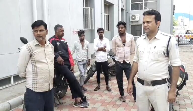 कलेक्ट्रेट के चौकीदार ने फांसी लगाकर की आत्महत्या, ग्राम करैया में पेड़ पर फांसी लगाकर की आत्महत्या, पुलिस कर रही मामले की जांच।