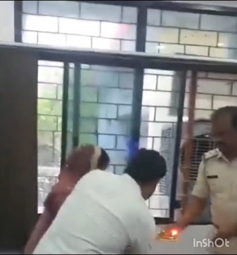 कार्यवाई न होने पर पीड़ित पति पत्नी ने थाना प्रभारी की उतरी आरती। की अनोखे तरीके से मांग।