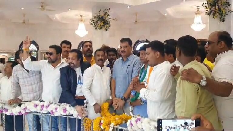 अंबेडकर स्मारक पहुंचे उमंग सिंगरबाबा साहब की जयंती पर लोकतंत्र बचाने का प्रण लेना होगा भारतीय जनता पार्टी है दलितों विरोधी।