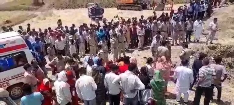 जिंदगी की जंग हार गया गया 6 वर्षीय मासूम मयंक लगभग 45 घंटे चले रेस्क्यू आपरेशन के बाद भी नही बच पाई जान मृत अवस्था में बोरवेल से निकाला गया बाहर।