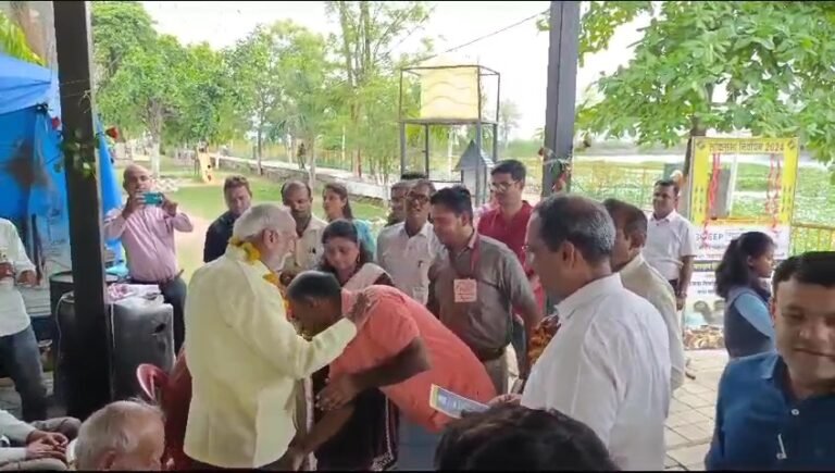 कलेक्टर खुद पैरों को छूकर मतदाता को मतदान के लिए कर रहे जागरूक।