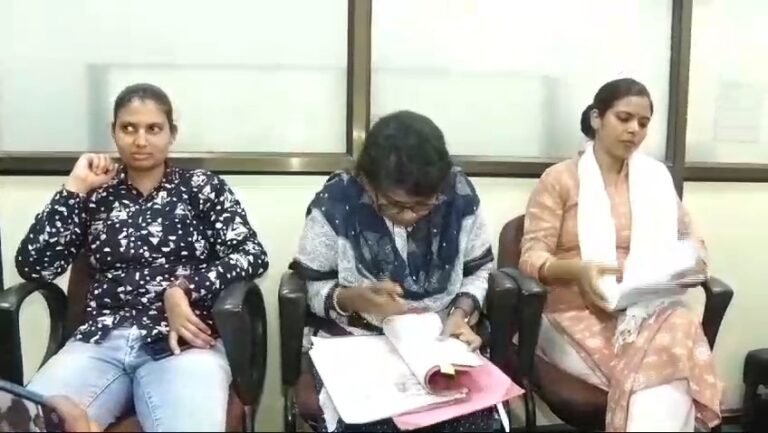 इंदौर कलेक्टर कार्यालय से दो अधिकारियों को लकायुक्त ने 50 हजार रूपए की रिश्वत के साथ किया गिरफ्तार।