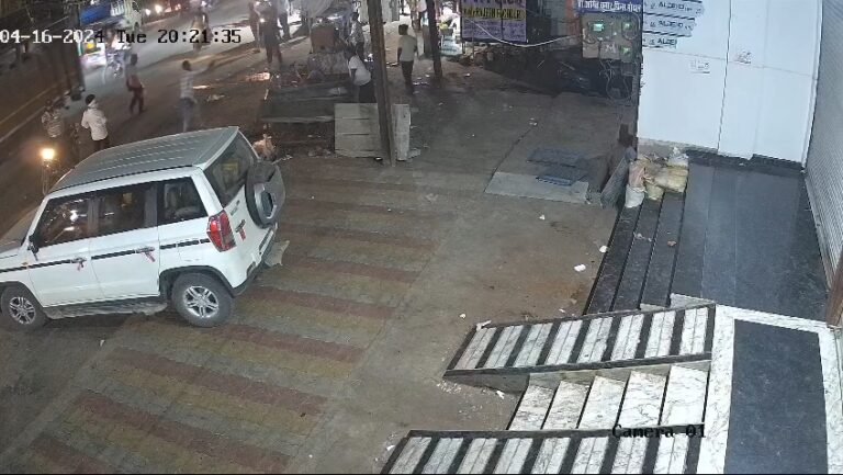 टेरर टैक्स को लेकर अज्ञात बदमाशों ने दुकान पर की ताबड़तोड फायरिंग।