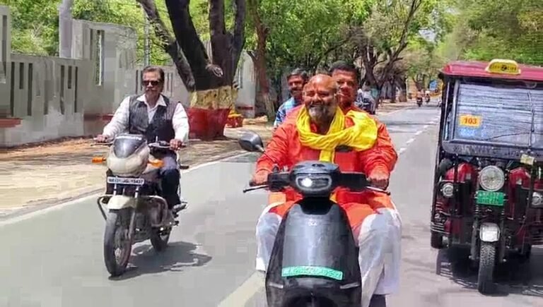 पेट्रोल के बढ़ते दामों का संकेत देते हुए इलेक्ट्रिक बाइक से लोकसभा के कांग्रेस प्रत्याशी विधायक महेश परमार पहुँचे प्रशासनिक भवन।