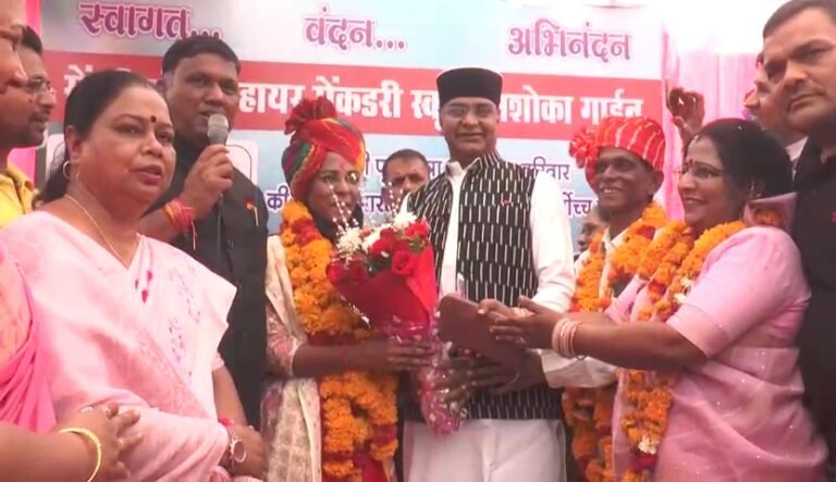 UPSC टॉपर भारती साहू का कैबिनेट मंत्री विश्वास सारंग ने किया स्वागत।