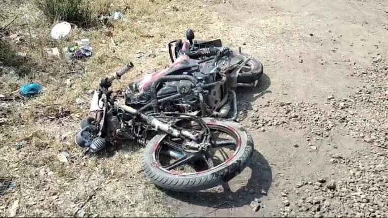 तेज रफ्तार आइशर वाहन ने दो बाइको को मारी टक्कर, तीन की मौत, दो घायल