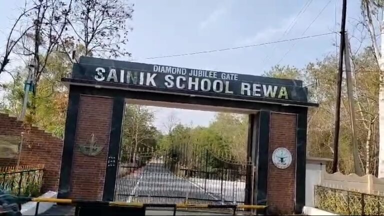 विंध्य के बेटे को देश की नौ सेना की बागडोर, दिनेश त्रिपाठी को मिली नेवी के नए चीफ की जिम्मेदारी, 30 अप्रैल को पदभार लेंगे.