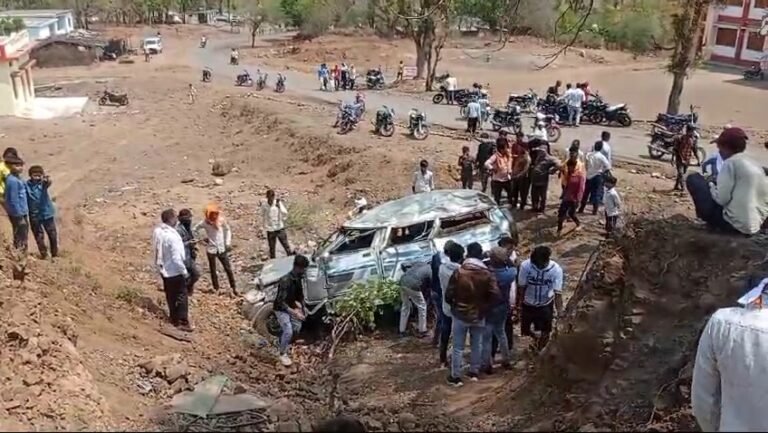 बुरहानपुर चार पहिया वाहन पलटा,करीब आधा दर्जन लोग घायल।