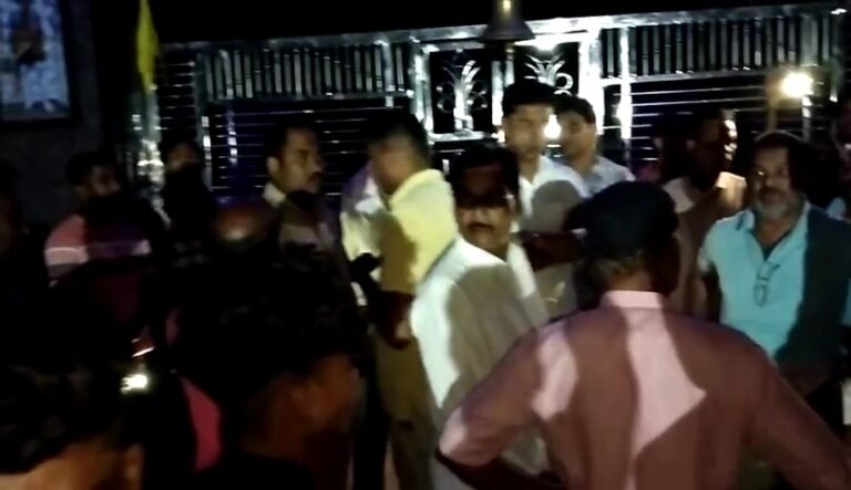 शराब के नशे में धुत डिप्टी रेंजर और वन रक्षको ने मंदिर परिसर में की तोड़फोड़ मंदिर समिति और ग्राम वासियों में आक्रोश।