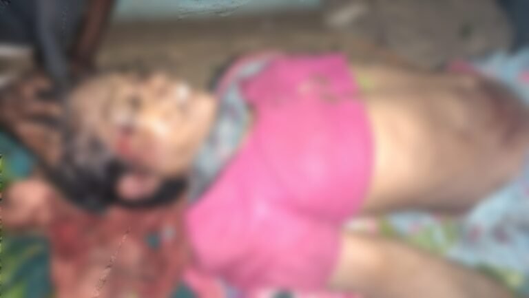 कलयुगी बहू-बेटे ने  पत्थर पटक कर मां की हत्या की।