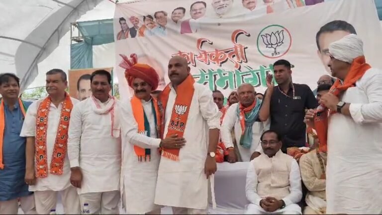 कांग्रेस के वरिष्ठ नेता ने कांग्रेस छोड़ लगभग 2000 हजार कार्यकर्ता बीजेपी में शामिल।