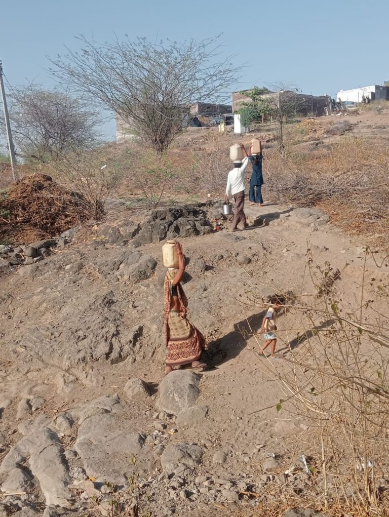 पानी की किल्लत से लोग परेशान, रोड नही तो वोट नहीं के लगाए नारे।