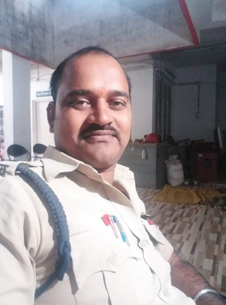 अवैध रेत से लदा ट्रेक्टर चालक ने  ए एस आई को कुचला