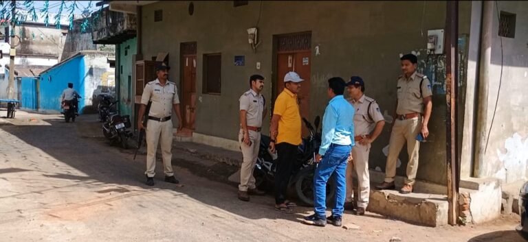 दिन दहाड़े साढ़े पांच लाख की लूट पुलिस के हाथ खाली।