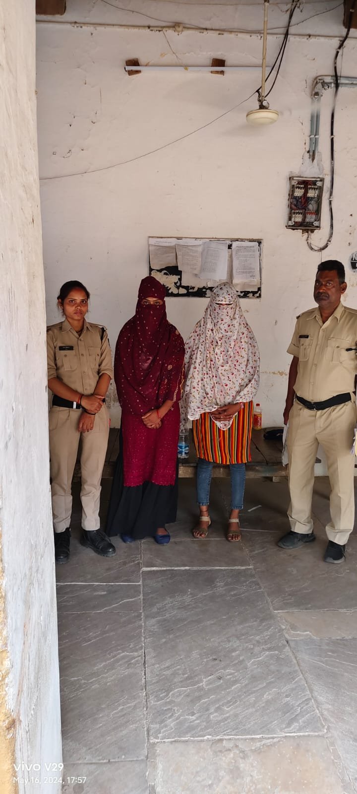 अश्लील बातें कर युवकों को अपने जाल में फ़साने वाली 2 महिलाएं गिरफ्तार।