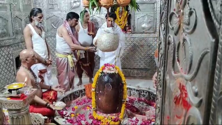 बाबा महाकाल के दर्शन करने पहुंचे बागेश्वर धाम के संत धीरेंद्र कृष्ण शास्त्री,गर्भग्रह में पहुंचकर किए दर्शनबोले – महाकाल ज्योतिर्लिंगों में सबसे अद्भुत तीर्थ
