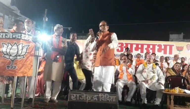 पूर्व सीएम से माइक छीनने की कोशिश, सुरक्षाकर्मियों ने युवक को पकड़कर मंच से नीचे उतारा।