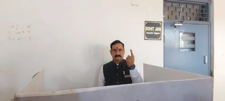 पूर्व गृहमंत्री डॉ नरोत्तम मिश्रा ने किया मतदान।
