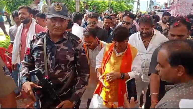 मंत्री कैलाश विजयवर्गीय का पूर्व सीएम कमलनाथ पर तंज कमलनाथ जी आराम वाले आदमी है धूप में निकलेंगे तो उनकी चर्बी का रंग बदल जाता है।