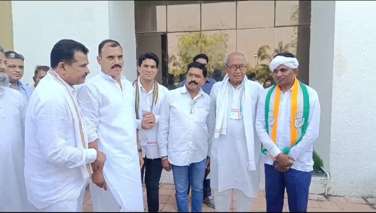 मुख्यमंत्री दिग्विजय सिंह का बयान , सीएम के कांग्रेसियों के भौंकने और मंजन बेचने वाले बयान पर किया पलटवार