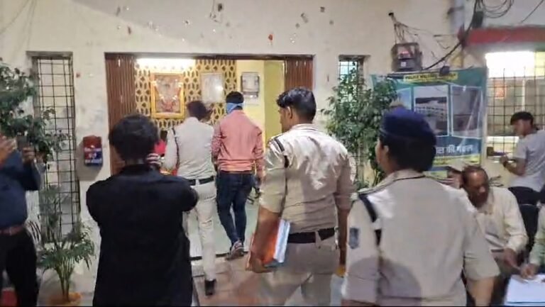 स्पा सेंटर पर सिटी कोतवाली पुलिस ने मारा छापा।