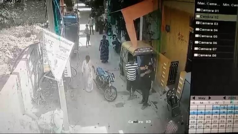 पैसों के लेनदेन को लेकर दो युवकों ने महिला को पीटा घटना सीसीटीवी में कैद।
