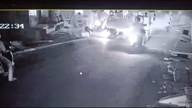 नकाबपोश  युवकों  ने बाइक सवार से की मारपीट, CCTV में कैद हुई वारदात