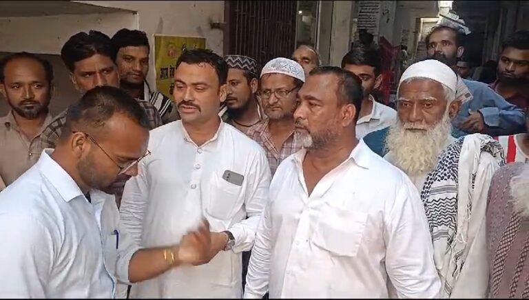 खंडवा लोकसभा-वीवीपैट से पर्ची देरी से गिरने की शिकायत, प्रशासन ने वीवीपैट मशीन बदली।