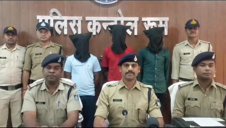 नकली नोट छाप कर किराने दुकान से सामान लेने वाले तीन आरोपी गिरफतार