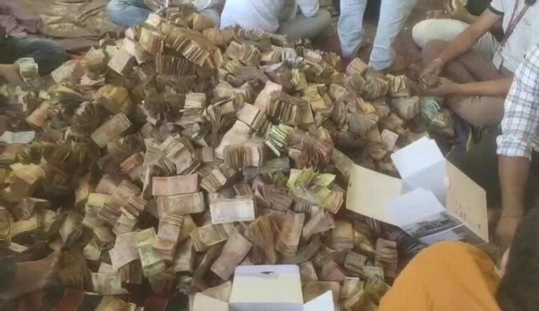 मुहास में स्थित डॉक्टर हनुमानके मंदिर की 5 साल बाद खुली दान पेटी बूटी से हड्डी जोड़ने वाले हनुमान जी की पेटी से निकले लगभग 35 लाख