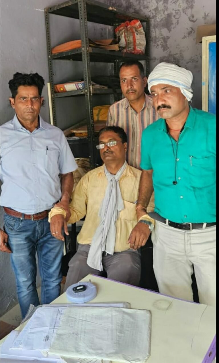 RI (आरआई) 16 हजार की रिश्वत लेते हुए लोकायुक्त ने रंगे हाथों पकड़ा।