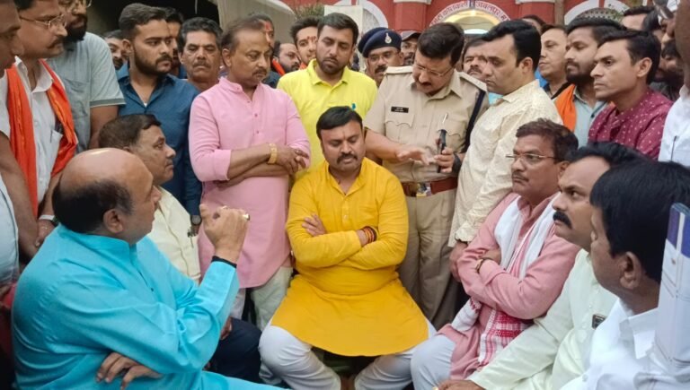 बीजेपी कार्यकर्ताओं पर एफआईआर होने के विरोध में विधायक बैठे धरने पर