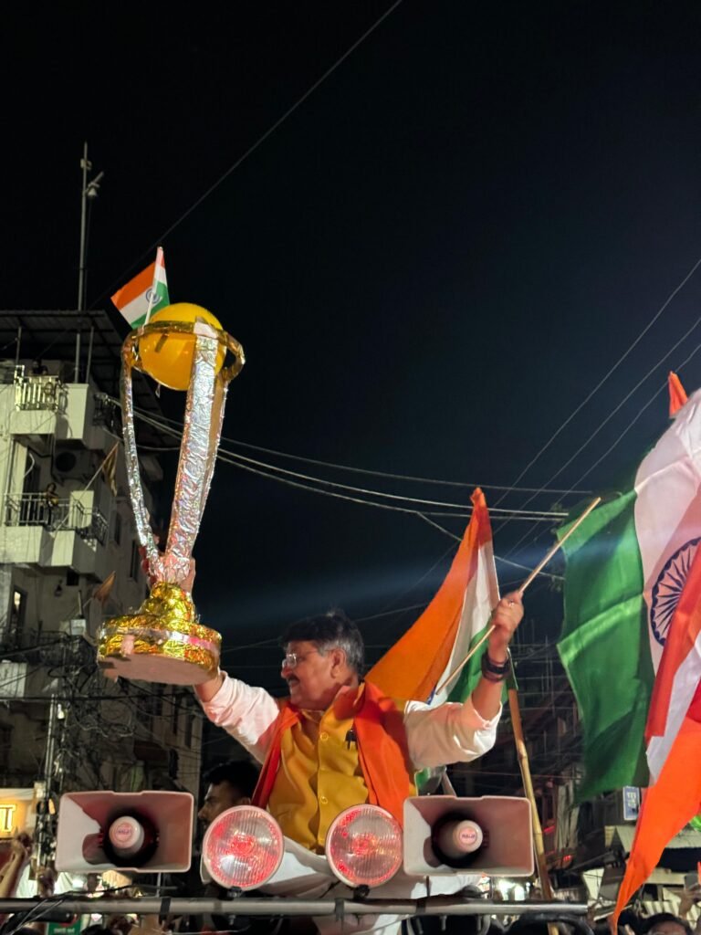 इंडिया की जीत पर इंदौर में जश्नराजबाडा पर बड़ी संख्या में पहुंचे क्रिकेट प्रेमी