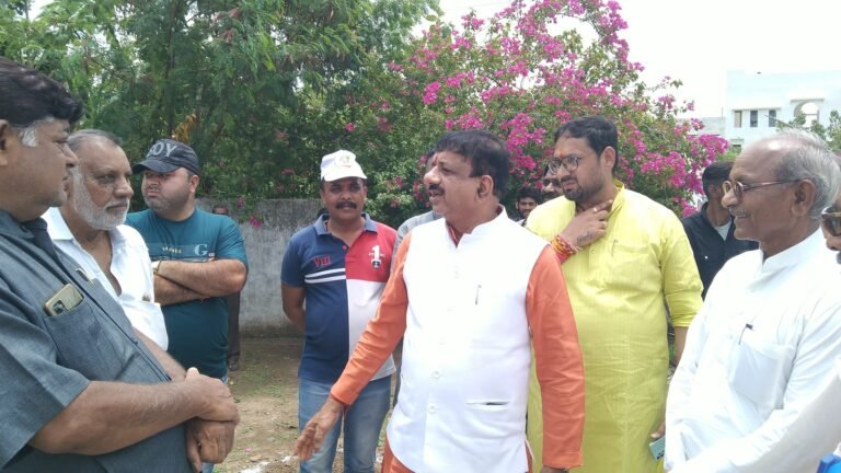 भोपाल सांसद ने अफसरों को चेताया