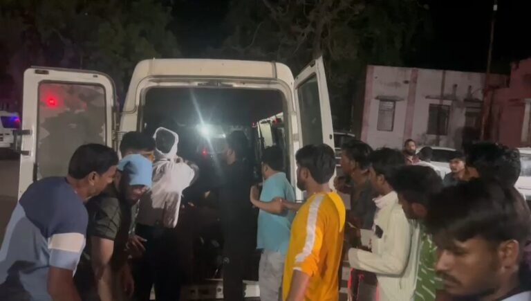बारातियो से भरी ट्रेक्टर ट्राली पलटी एक दर्जन से ज्यादा लोगो की मौत पुलिस जांच में जुटी