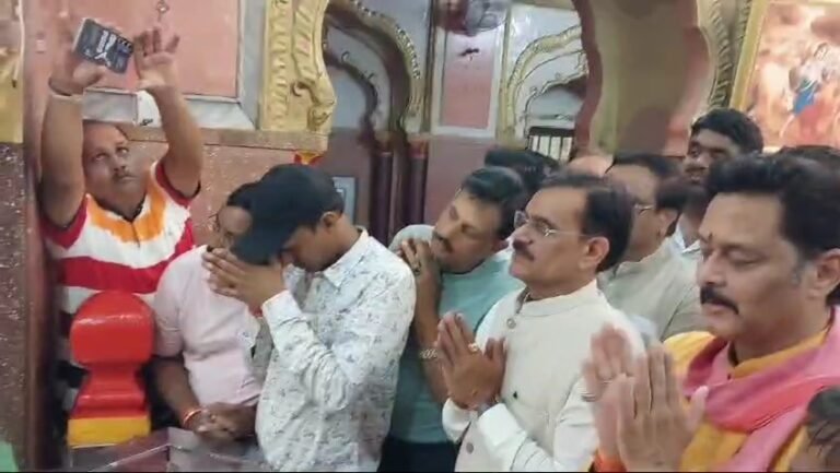 प्रमाण पत्र लेने के बाद श्री जुगल किशोर मंदिर पहुंचे भाजपा प्रदेशाध्यक्ष एवं सांसद विष्णुदत शर्मा।