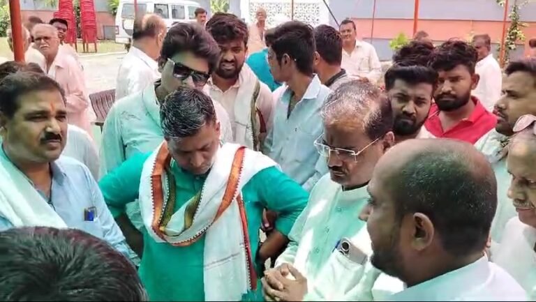 बुरहानपुर में कार्यकर्ताओं ने जिला अध्यक्ष से नैतिकता के आधार पर मांगा इस्तीफा
