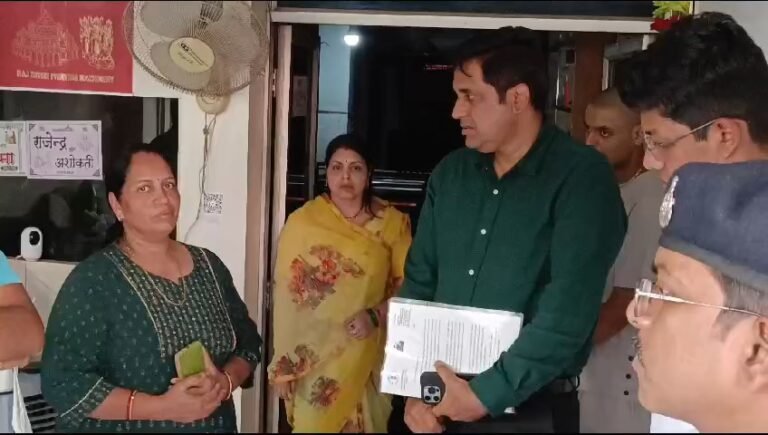पुणे एडिशनल कमिश्नर पहुँचे उमरिया मृतक इंजीनियर के परिजनों से किये मुलाकात