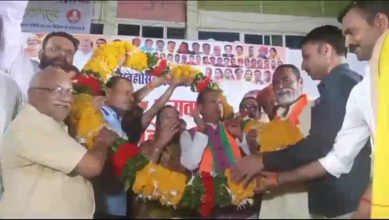 शिवराज ने जताया मतदाताओं का आभार,  विजय जुलूस में कार्यकर्ताओं पर बरसाए फूल, आमसभा को किया संबोधित, कांग्रेस पर कसा तंज, कहां मुंगेरीलाल के सपने देख रही है कांग्रेस।