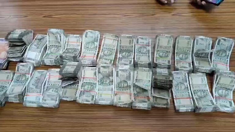 पुलिस ने पकड़ा 13 लाख 79 हजार का जुआ 13 लाख 79 हजार रूपए नकद बरामद।
