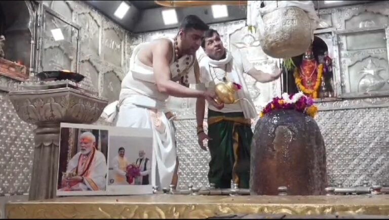 प्रधानमंत्री नरेंद्र मोदी को तीसरी बार प्रधानमंत्री बनाने के लिए महाकाल मंदिर में हुआ विशेष पूजन अभिषेक।