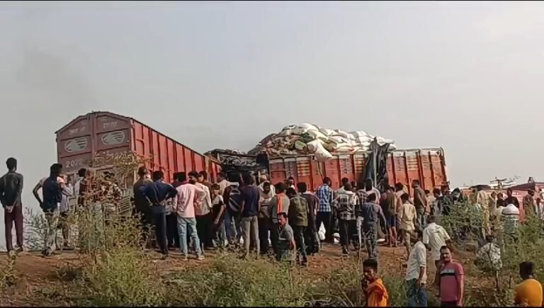 रीवा में हुआ दर्दनाक सड़क हादसा दो ट्रकों की आपस में हुई भिडंत दो शव निकाले गए बाहर 4 से 5 लोगों की मौत की है संभावना।