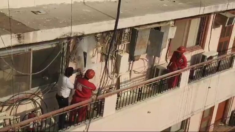 AC ब्लास्ट होने से मंत्रालय के फोर्थ फ्लोर में लगी आग, मचा हड़कंप, समय रहते आग पर पाया गया काबू।