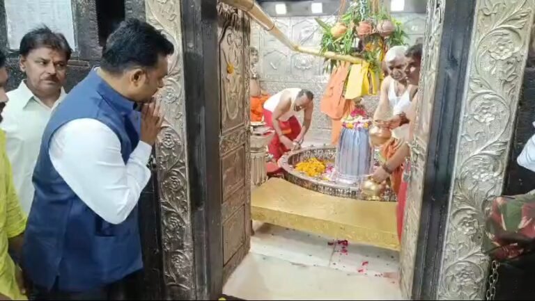 केंद्रीय ग्रामीण विकास राज्यमंत्री कमलेश पासवान पहुंचे महाकाल मन्दिर, गर्भगृह की चौखट से दर्शन कर किया पूजन – अर्चना