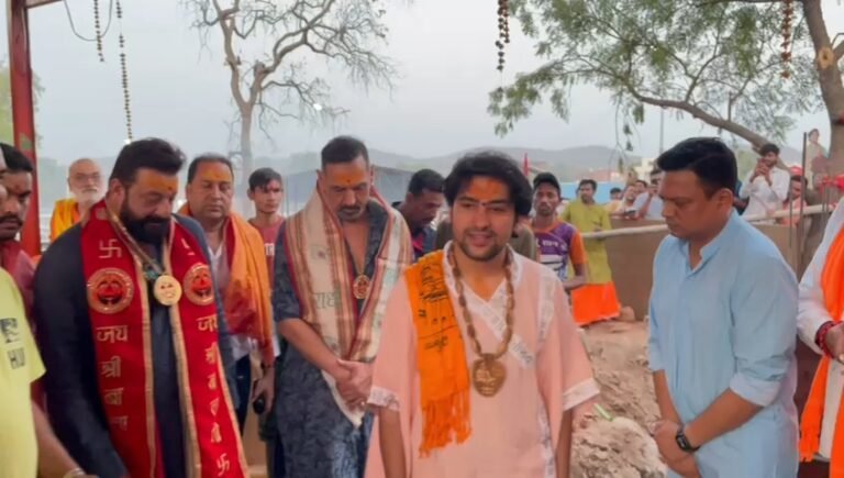 बागेश्वर धाम पहुंचे अभिनेता संजय दत्तबालाजी के दर्शन कर पीठाधीश्वर धीरेंद्र कृष्ण शास्त्री से आशीर्वाद लिया
