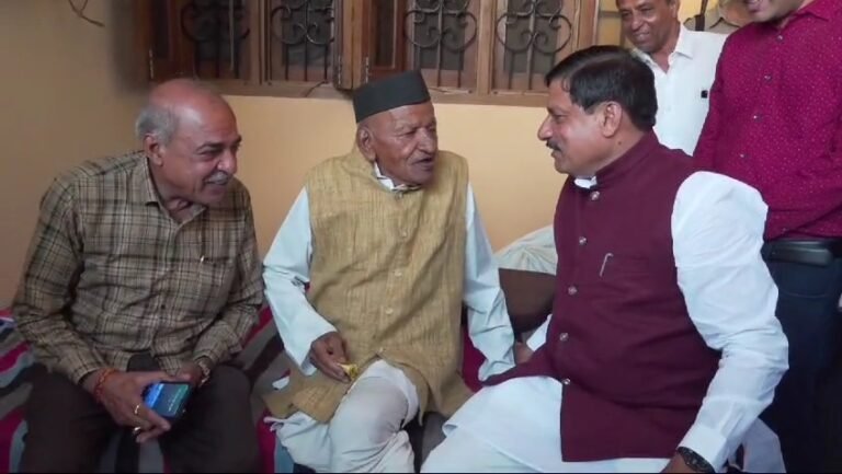 फादर्स डे मुख्यमंत्री ने खर्च के लिए रुपए मांगे तो पिता ने नोट की गड्डी दी जिसने से मुख्यमंत्री ने 500 रुपए लेकर बाकी रुपए लौटाए…..